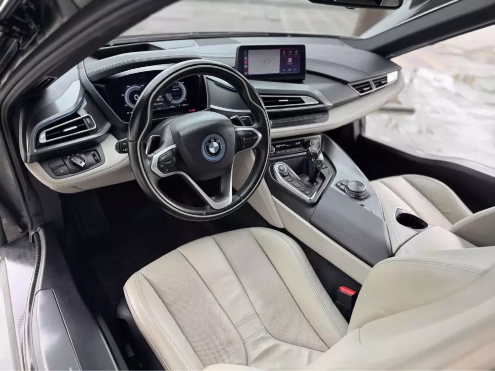 Ngoại và nội thất của 1 xe BMW i8