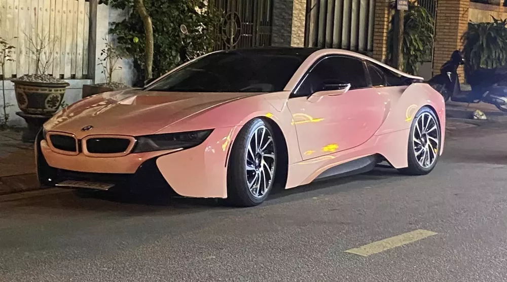 Xe thể thao hybrid BMW i8 màu lạ ở Huế